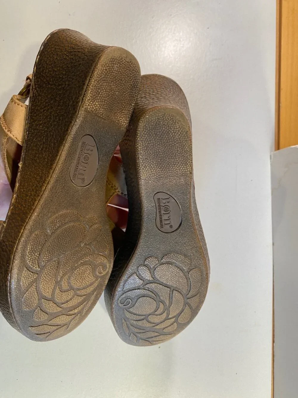 Born - Sz 7M - Ashley Wedge F01706 Sandals